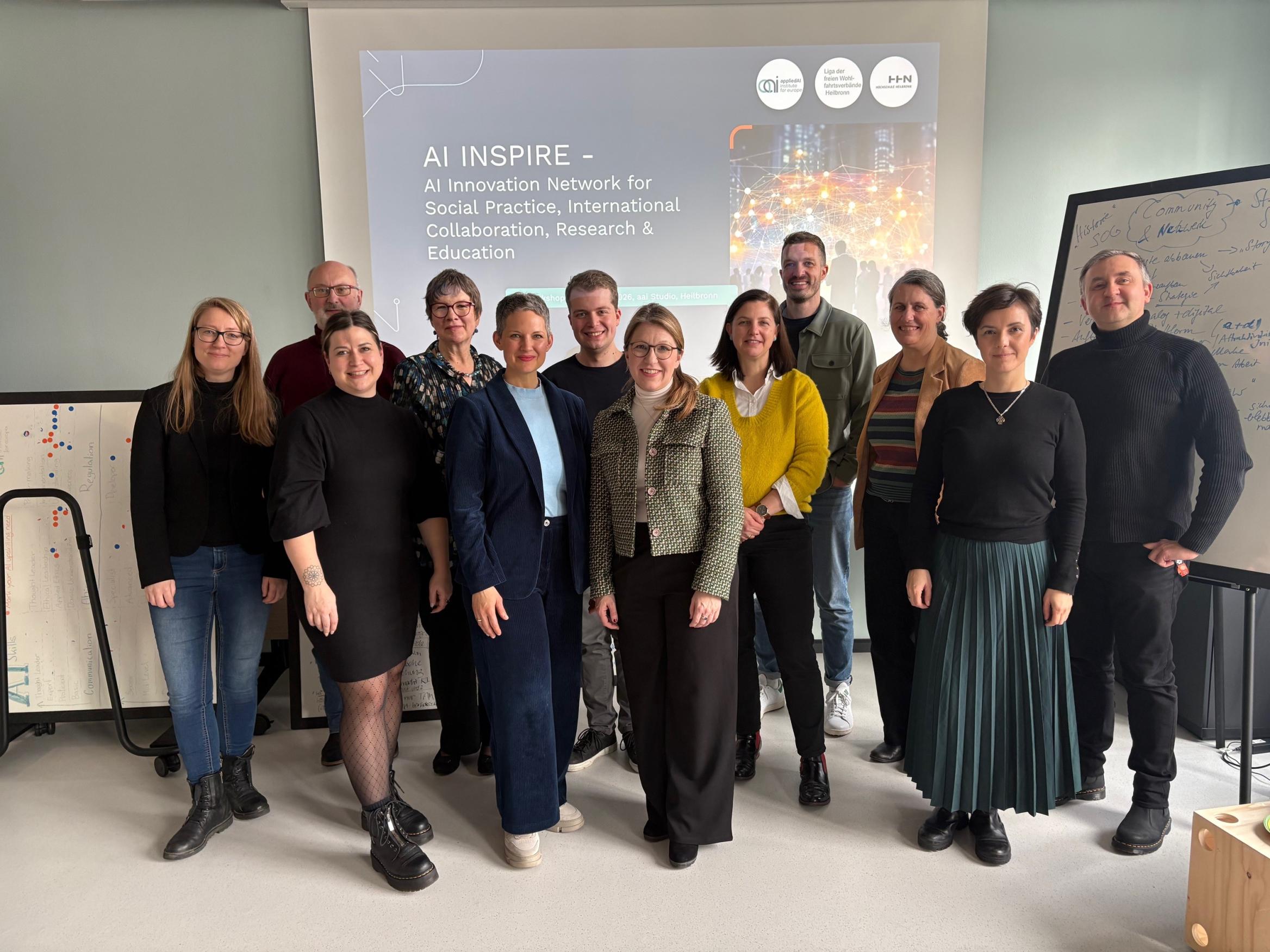 viele Menschen vor einer Leinwand