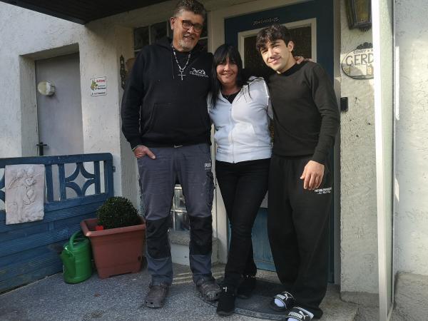 Ein Mann, eine Frau und ein junger mann stehen nebeneinander