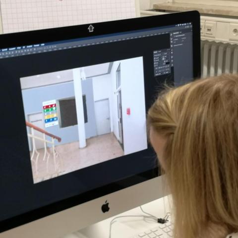 Junge Frau plant am PC