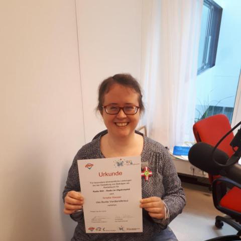 Der Ehrenamtlichen Amelie Hauser wird das Bunte Verdienstkreuz verliehen