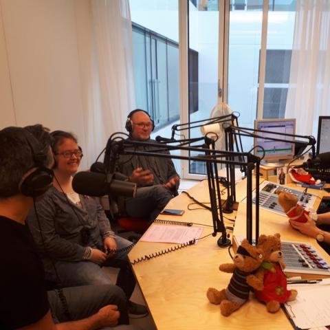 Live-Sendung mit Oliver Ostermann (Antenne1), Jasmin Zinßmeister (RadioRio), Amelie Hauser (Ehrenamtliche) und Norbert Nauen (AWW)