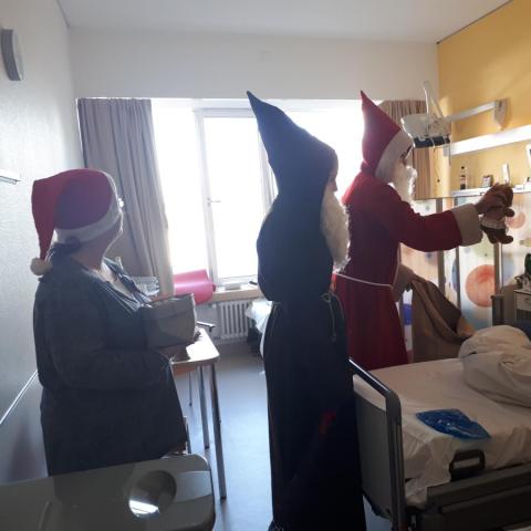 Nikolaus und Knecht Ruprecht unterwegs auf den Stationen des Olgahospitals