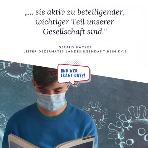 Jugendlicher mit Maske vor einer Tafel