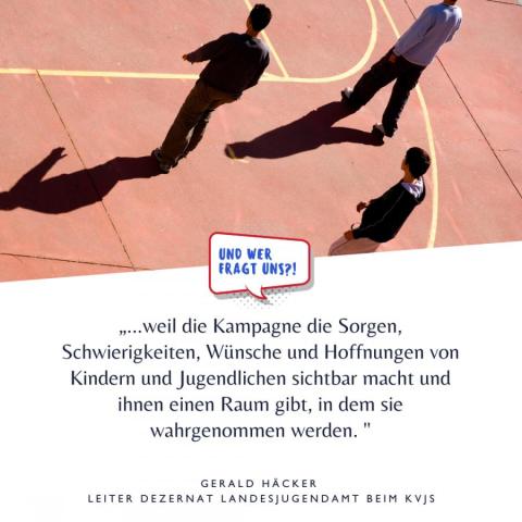 Jugendliche laufen über einen Sportplatz