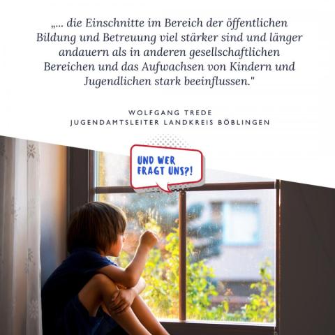 Kind schaut aus dem Fenster