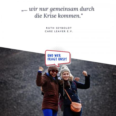 zwei Mädchen Arm in Arm