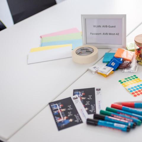 Schreibmaterialien auf einem Tisch