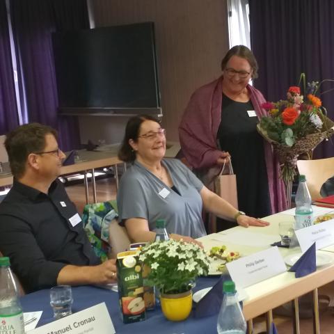 Frau Schöning-Kalender überreicht Frau Röder zum Abschied einen Blumenstrauß und ein Geschenk