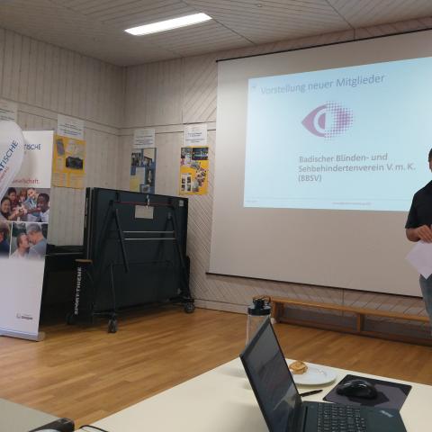 Herr Oppitz stellt seine Organisation vor - den Badischen Blinden- und Sehbehinderten Verein