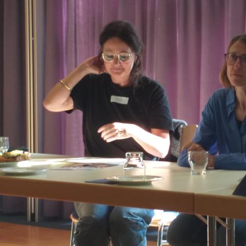 Frau Mayer und Frau Barth stellen ihre Organisation vor - Ausweg Rhein Neckar e.V.