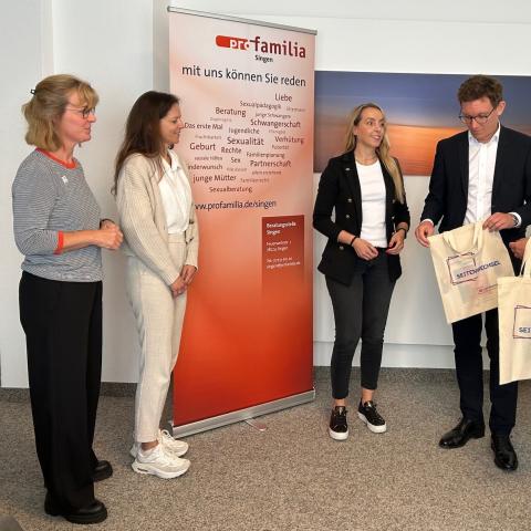 fünf Menschen vor einem Roll-up