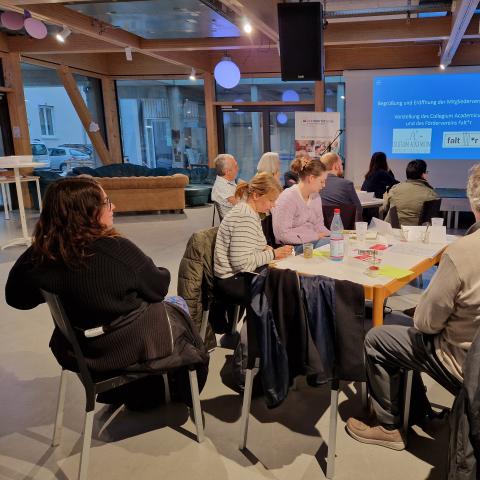 Mitgliederversammlung viele Personen in einem Tagungsraum