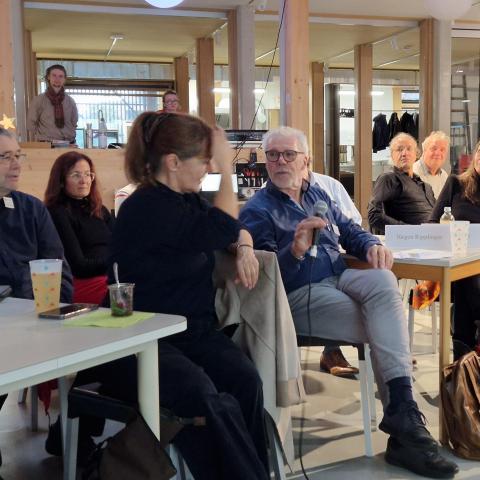 Mitgliederversammlung viele Personen in einem Tagungsraum