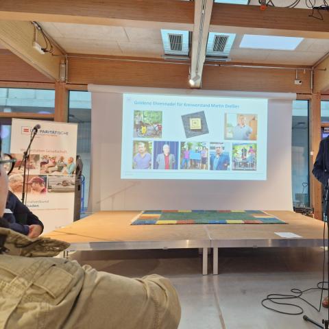 Mitgliederversammlung Redner in einem Tagungsraum