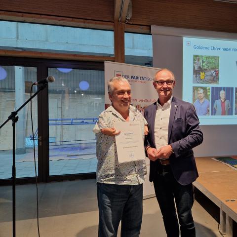 Ehrung zwei Personen auf einer Bühne