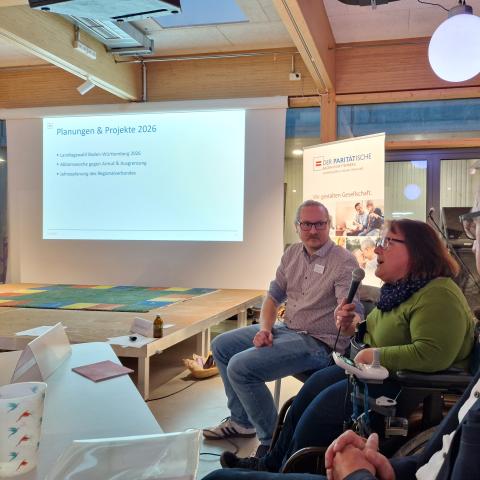 Mitgliederversammlung viele Personen in einem Tagungsraum