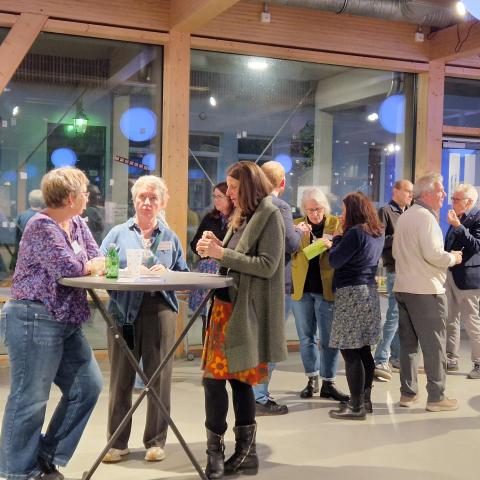 Mitgliederversammlung viele Personen in einem Tagungsraum