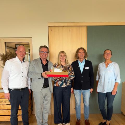 fünf Menschen mit Geschenk