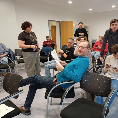 Teilnehmer*innen entspannen sich bei der Mittagspause