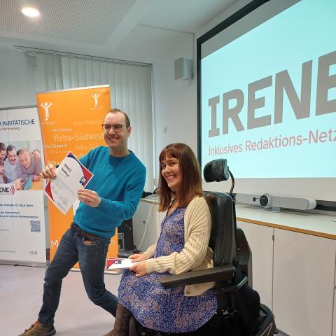 Frau Welsch übergibt ein Zertifikat an einen Teilnehmer