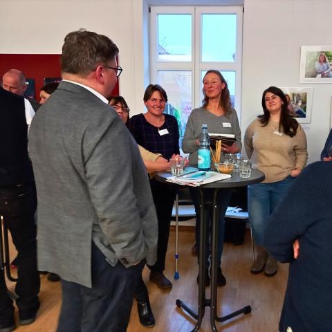 Miteinander an einem Gesprächstisch