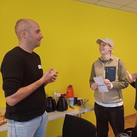 Übungen im Zweierteam mit Gebärdendolmetscherinnen