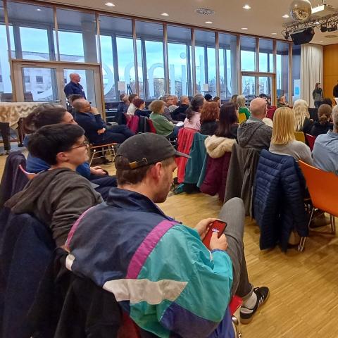 Kandidierende mit Publikum von hinten