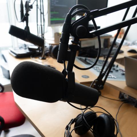 Mikrofon und Kopfhörer im Studio
