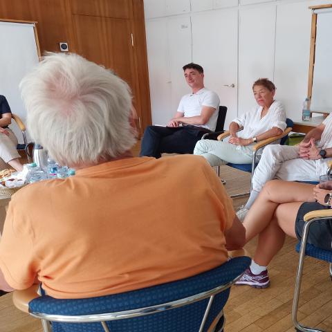 Martin Link (links von hinten) und Timo Widmaier (2. v.l.) im Austausch mit Mitarbeitenden des AK Leben Reutlingen Tübingen