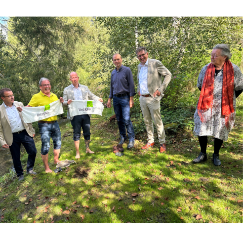 mehrere Personen im Halbkreis