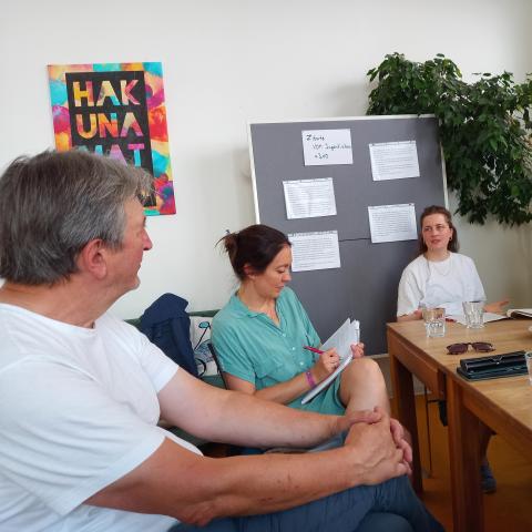 Gerhard Neth und Nathalie Denoix (beide GR, SPD) informieren sich &uuml;ber die Arbeit des KIOSK der kit-Jugendhilfe in T&uuml;bingen