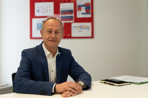 Ulf Hartmann, Vorstand Paritätischer BW Ulf Hartmann sitzt am Schreibtisch
