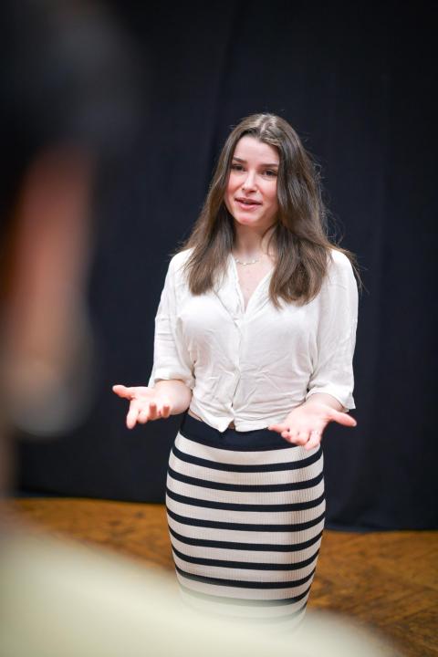 junge Frau in getreiftem Rock und weißer Bluse