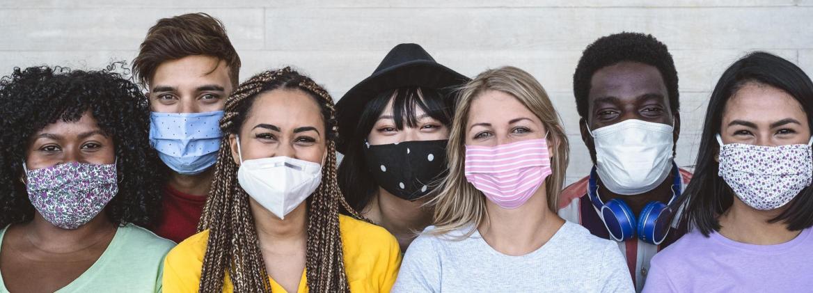 Junge Menschen mit Maske