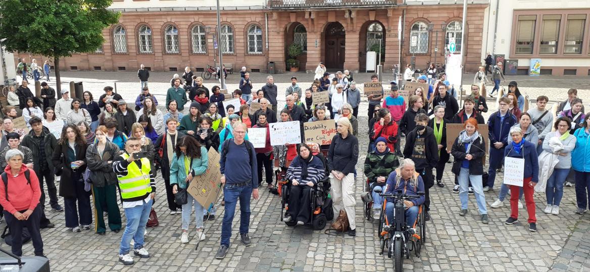 Menschen mit und ohne Behinderung demonstrieren auf dem Kornmarkt vor dem Rathaus