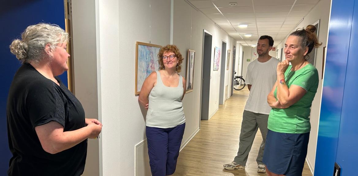 vier Personen in einem Gang