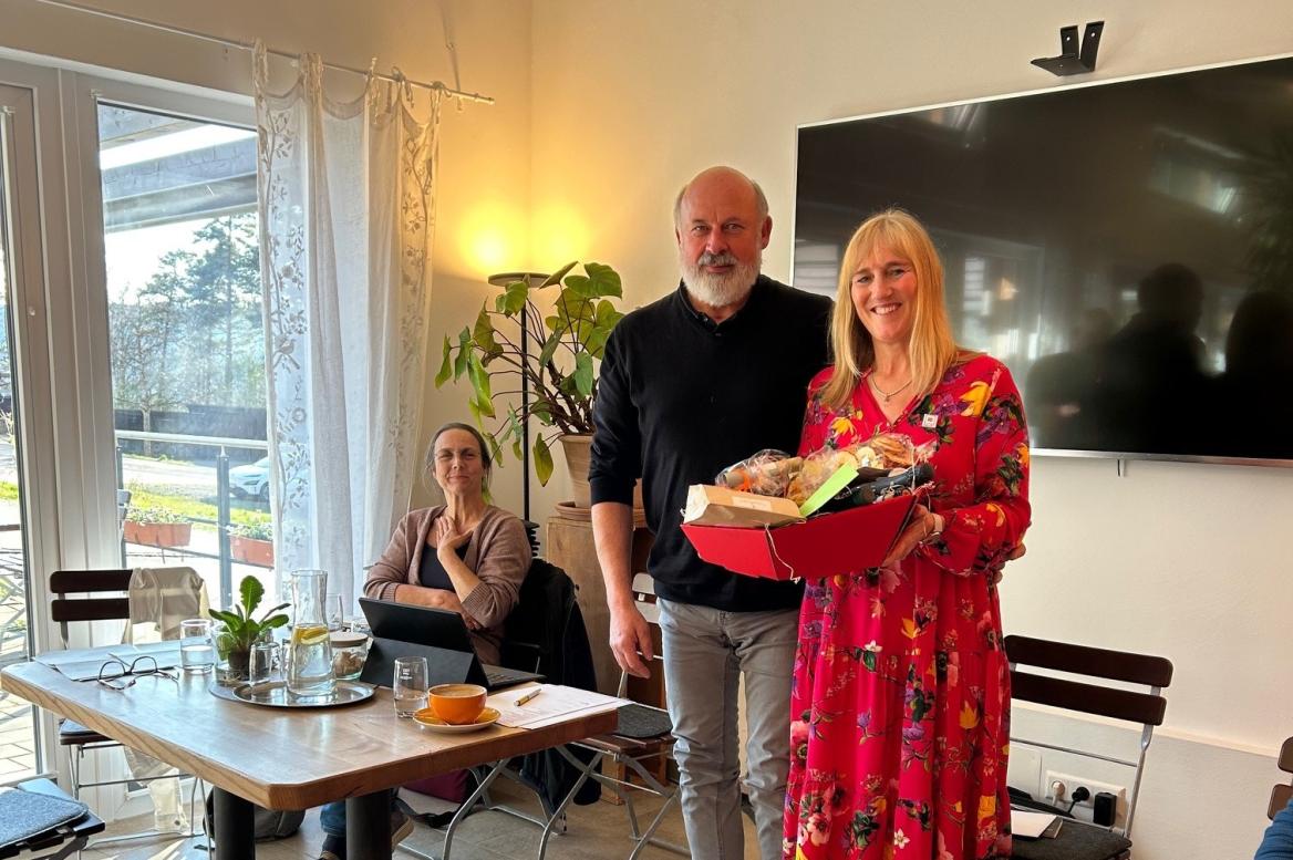 Mann und Frau mit Geschenkkorb