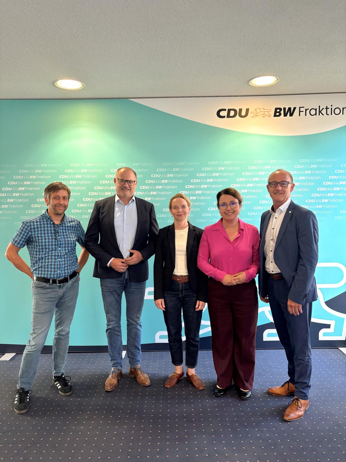 5 Personen nebeneinander