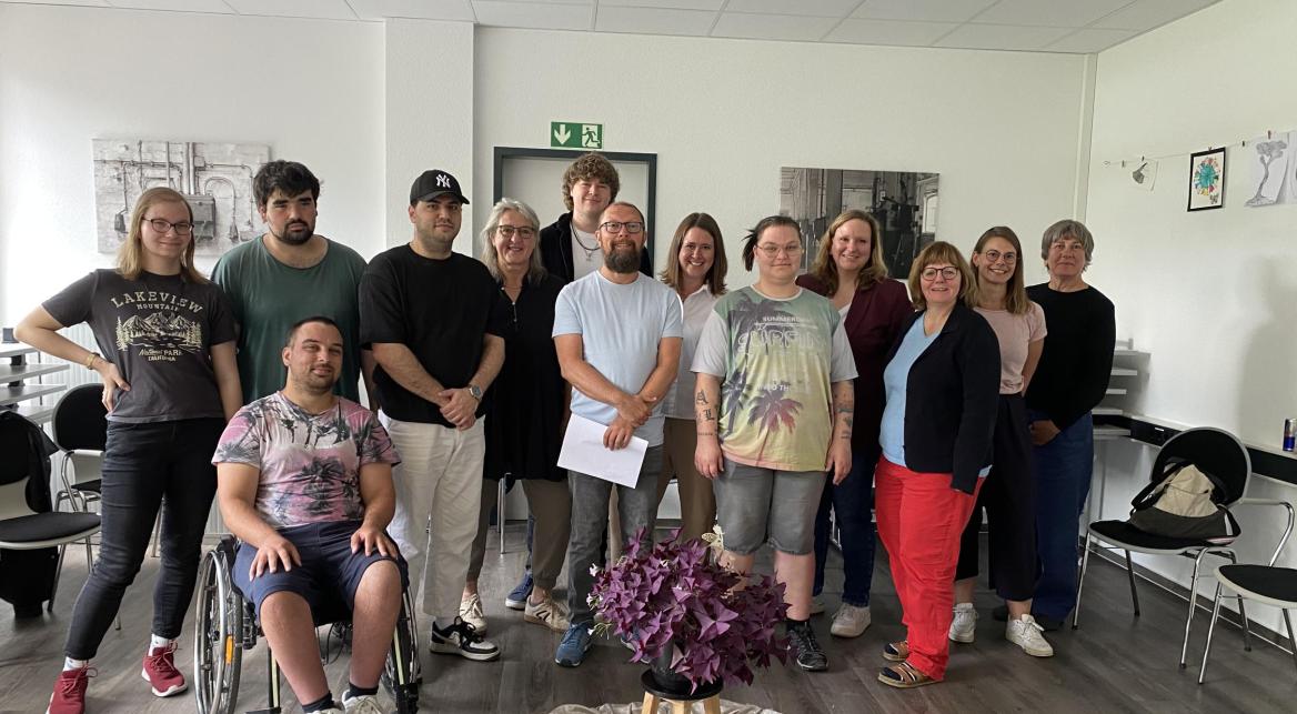 Gruppenfoto mit vielen Menschen