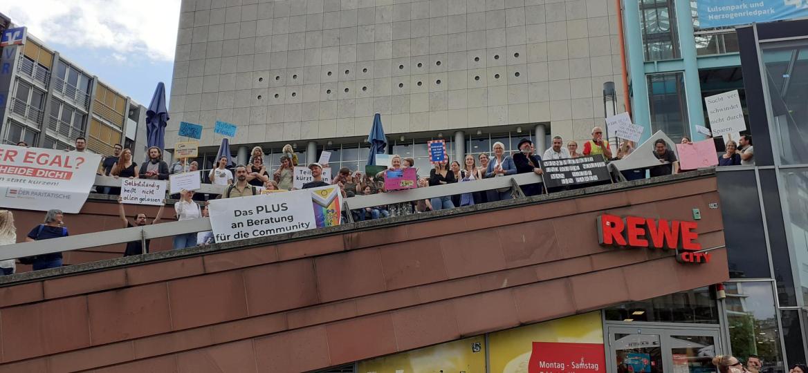 Gruppenfoto der rund 250 Demonstrierenden auf der Treppe des Stadthauses N1 in Mannheim