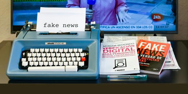 Fake News auf einer Schreibmaschine