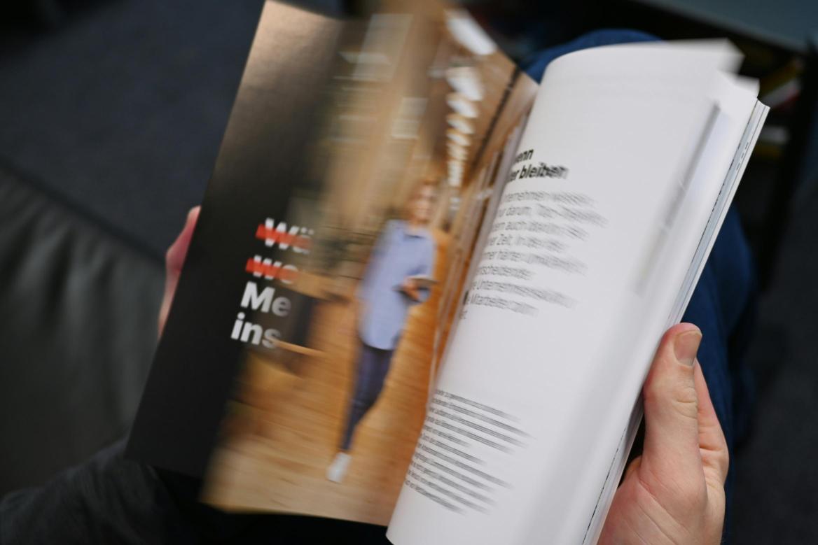 Hände blättern in einem Magazin