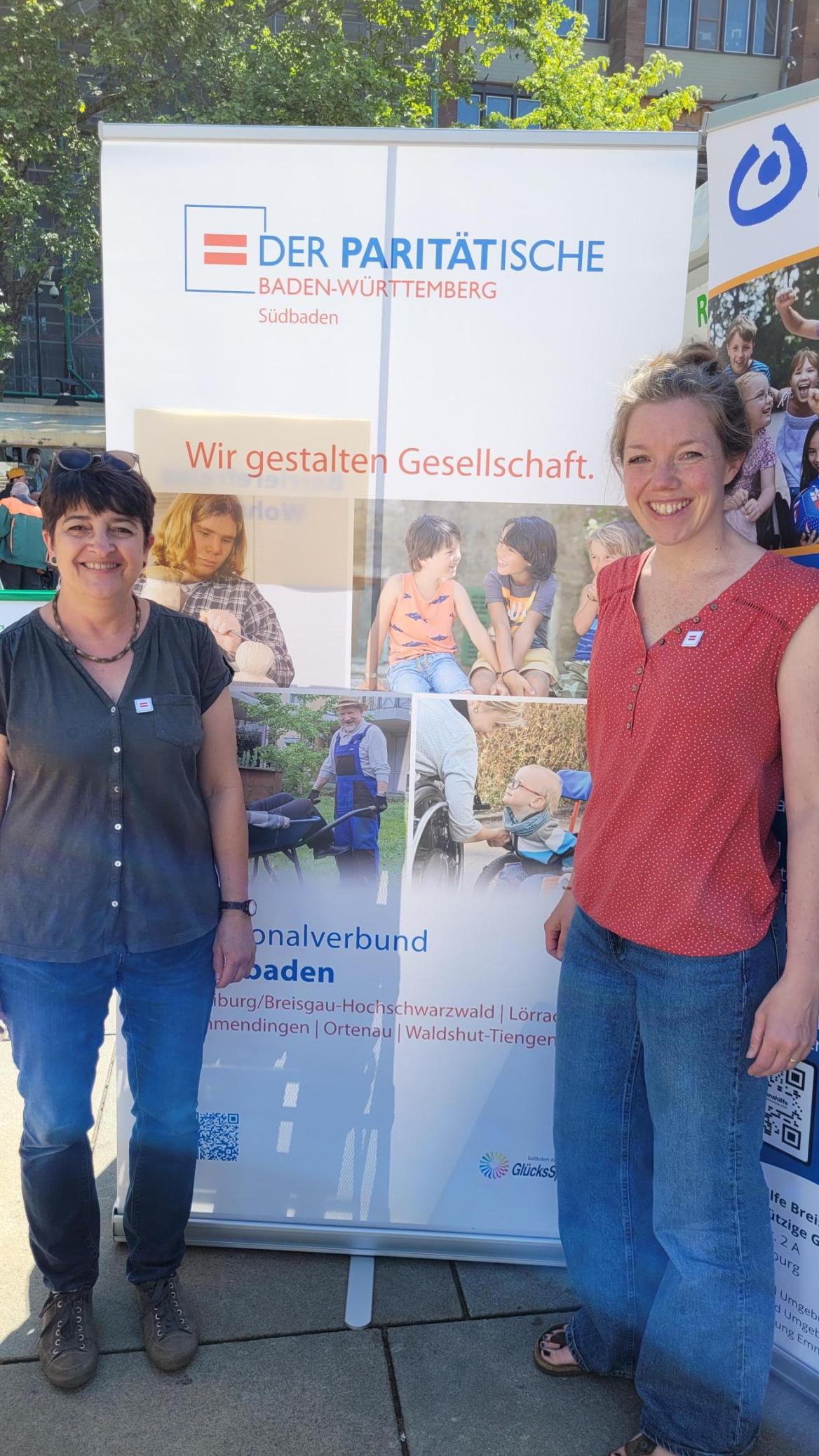 Annika Beutel und Iris Heindl vor Roll-up des Paritätischen