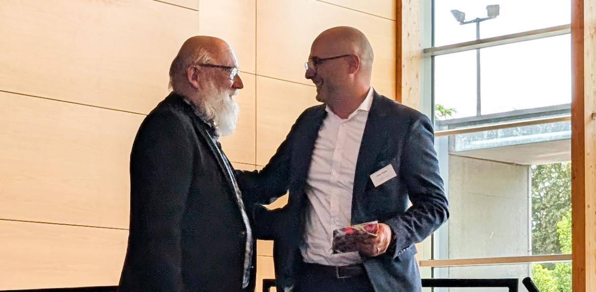 Alfred Zahn bedankt sich bei Tamer Öteles