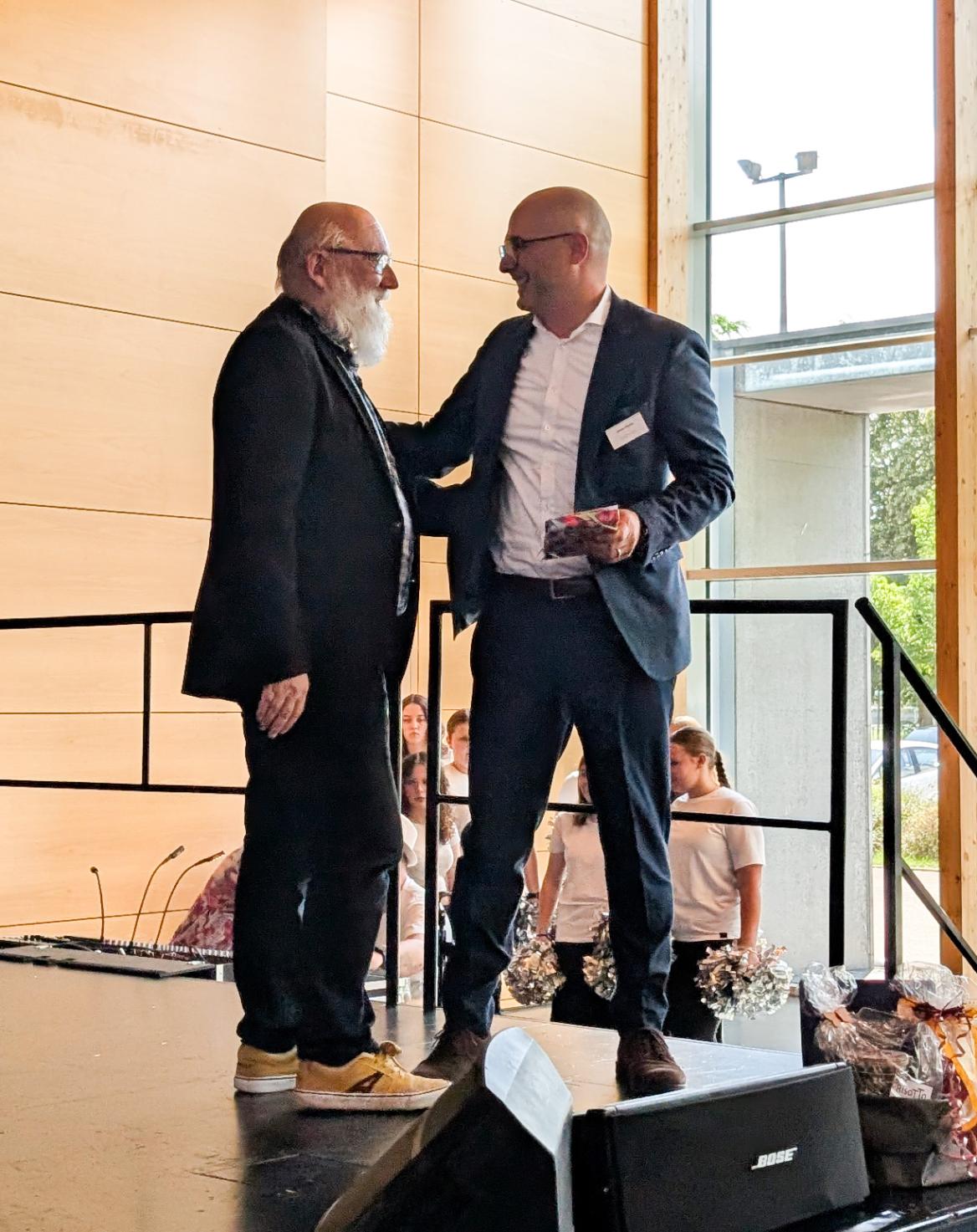 Alfred Zahn bedankt sich bei Tamer Öteles