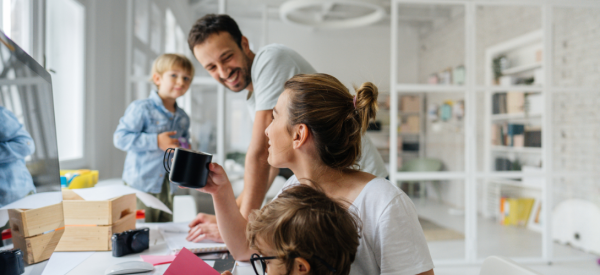 Gleichberechtigt Eltern sein - (k)ein Privileg||canva | AleksandarNakic von Getty Images Familie mit Kindern im Büro