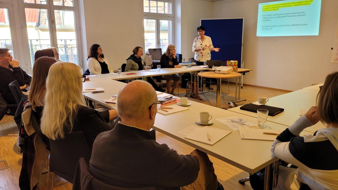 Adelheid Hepp referiert zum Thema Lobbyarbeit