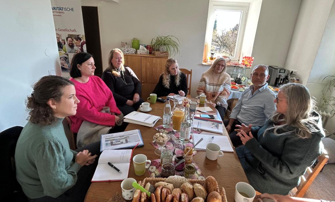 Menschen rund um einen Frühstückstisch