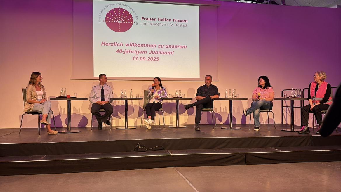 Teilnehmende der Podiumsdiskussion bei Frauen helfen Frauen e.V.
