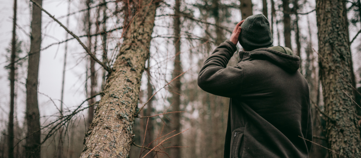 Mensch von hinten im Wald